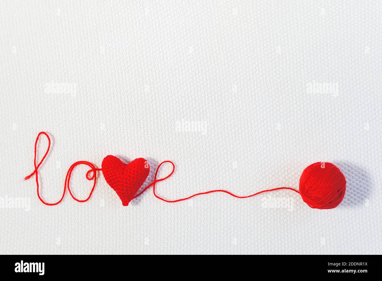 Valentinstag Oder Hochzeit Im Hintergrund Rot Gestricktes Volumen Herz Im Wort Liebe Und Ball Aus Faden Auf Weissem Gestrickten Hintergrund Vorlage Fur Design Va Stockfotografie Alamy