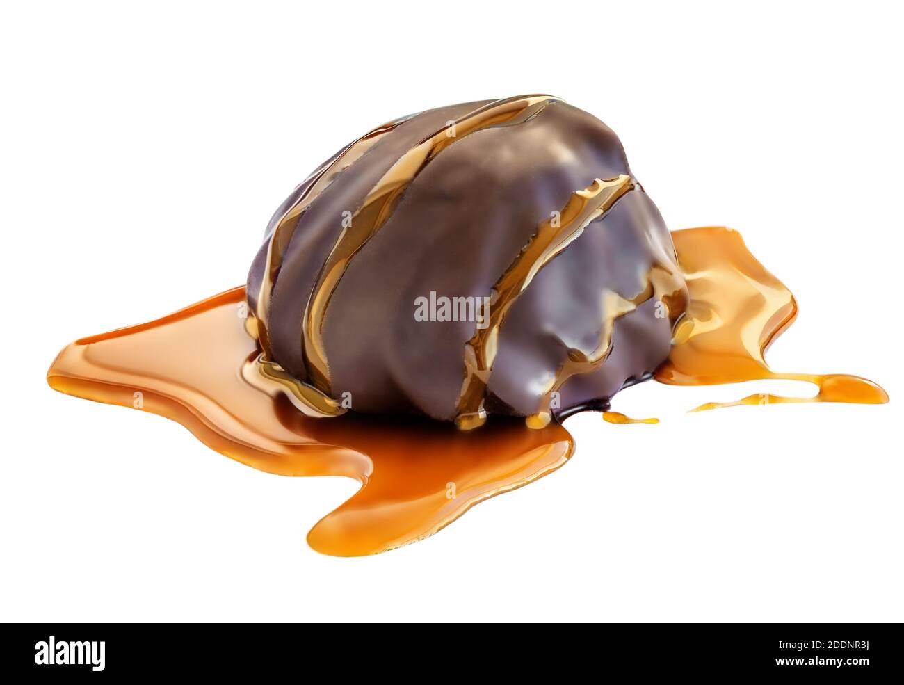 Schokolade candie mit Karamell-Sauce isoliert auf weißem Hintergrund bedeckt. Toffee Karamell Bonbon aus nächster Nähe Stockfoto