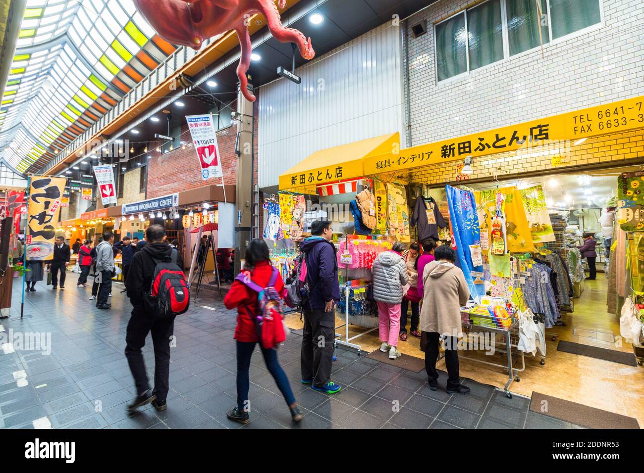 Der lebhafte Kuromon Ichiban-Markt in Osaka, Japan Stockfoto