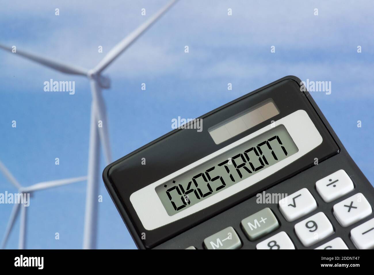 Eine Windturbine, Rechner und Kosten für Ökostrom Stockfoto