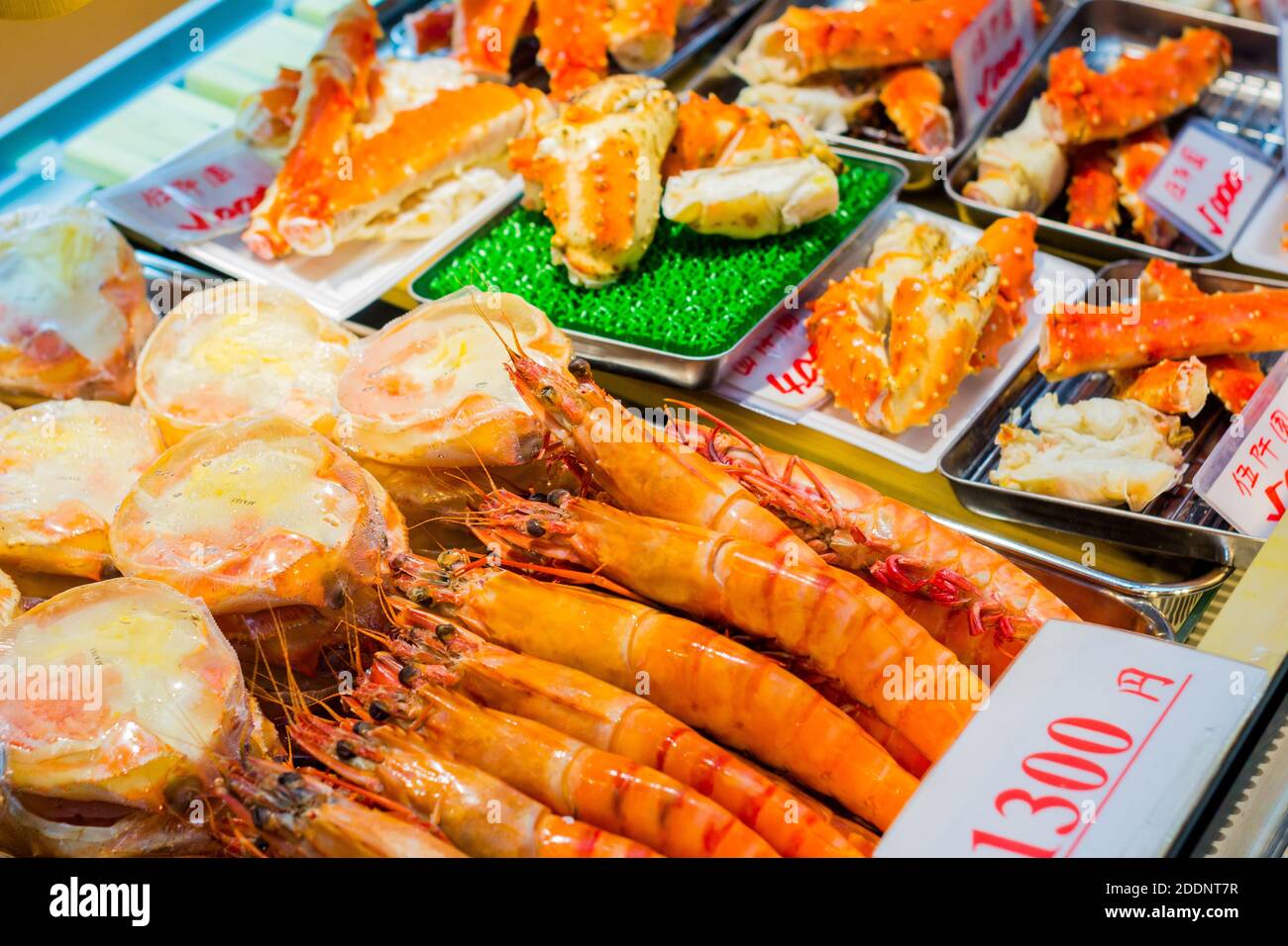 Verschiedene Meeresfrüchte auf dem Kuromon Ichiban Markt in Osaka, Japan Stockfoto