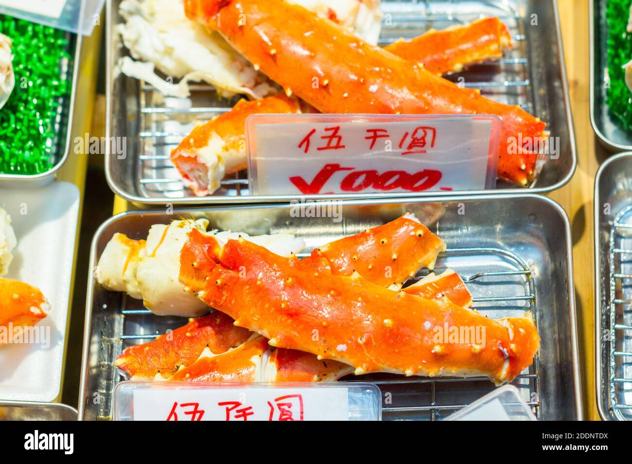 Krabbenbeine auf dem Kuromon Ichiban Markt in Osaka, Japan Stockfoto