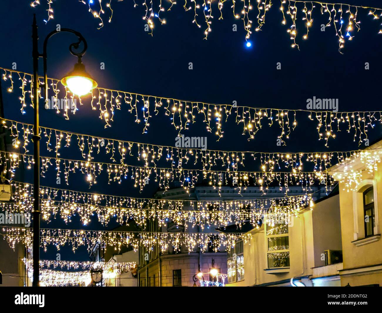 die weihnachtsbeleuchtung Dekorationen und die festliche Beleuchtung in der alten Straße, Minsk, Weißrussland Stockfoto