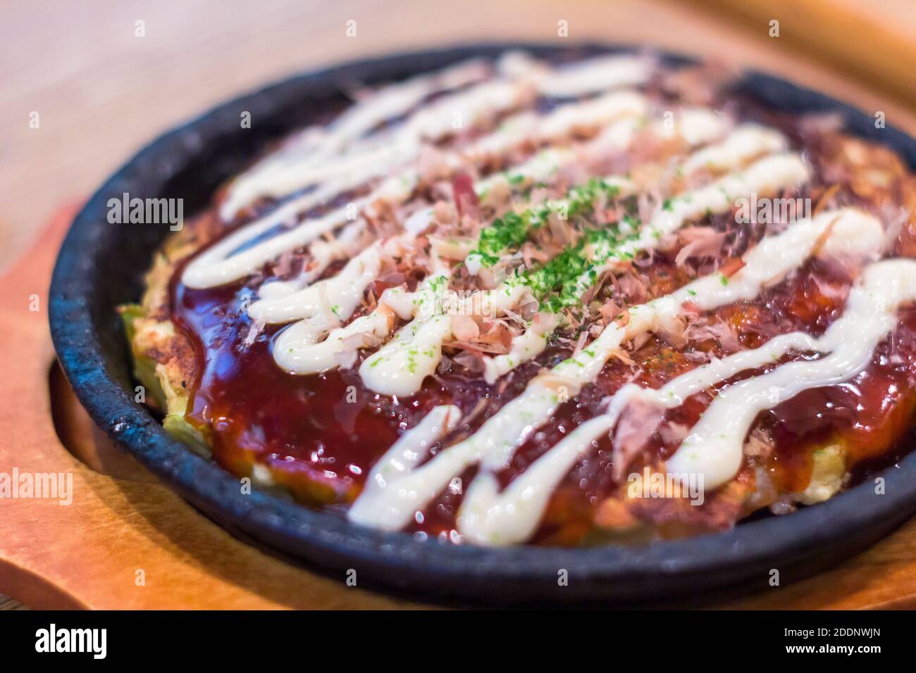 Okonomiyaki ist ein beliebtes lokales Essen in Osaka, Japan Stockfoto