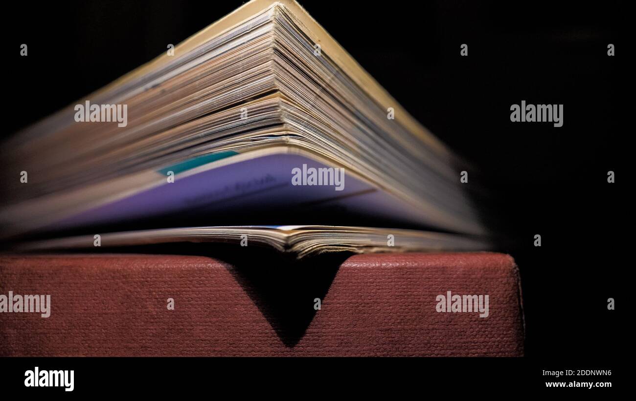Eine selektive Aufnahme der Detailansicht der Seiten in Ein Buch isoliert auf schwarzem Hintergrund Stockfoto