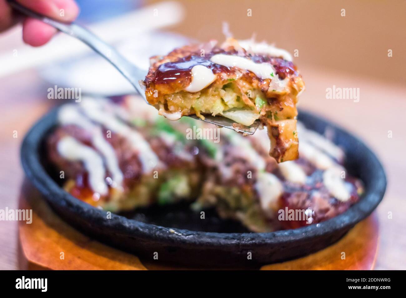 Okonomiyaki ist ein beliebtes lokales Essen in Osaka, Japan Stockfoto