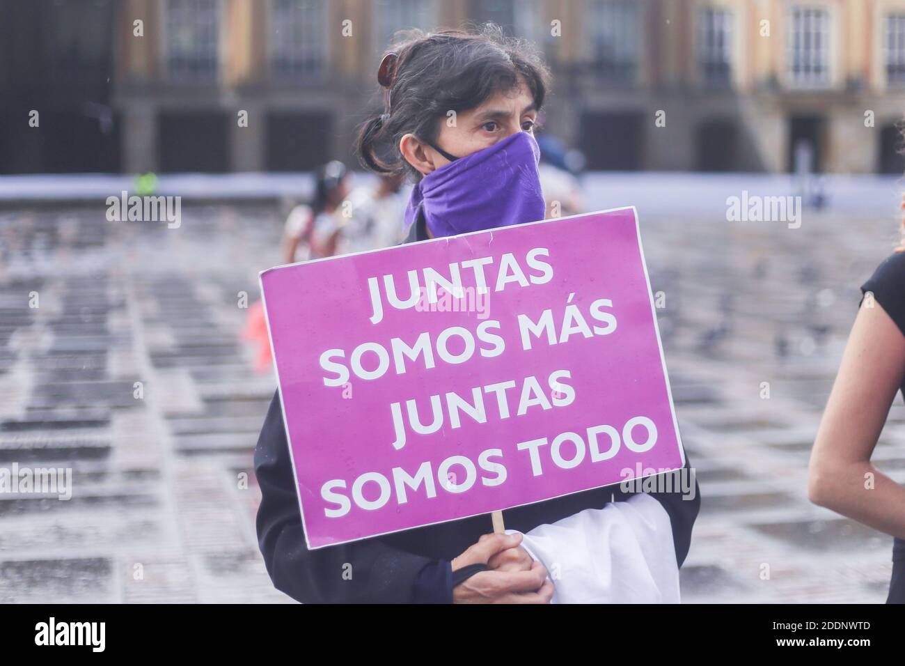 25. November 2020: Eine Frau nimmt am Tag der Gewaltlosigkeit gegen Frauen in Bogota Teil und hat ein Zeichen, das sagt: "Zusammen sind wir mehr, zusammen sind wir alles" Credit: Daniel Garzon Herazo/ZUMA Wire/Alamy Live News Stockfoto