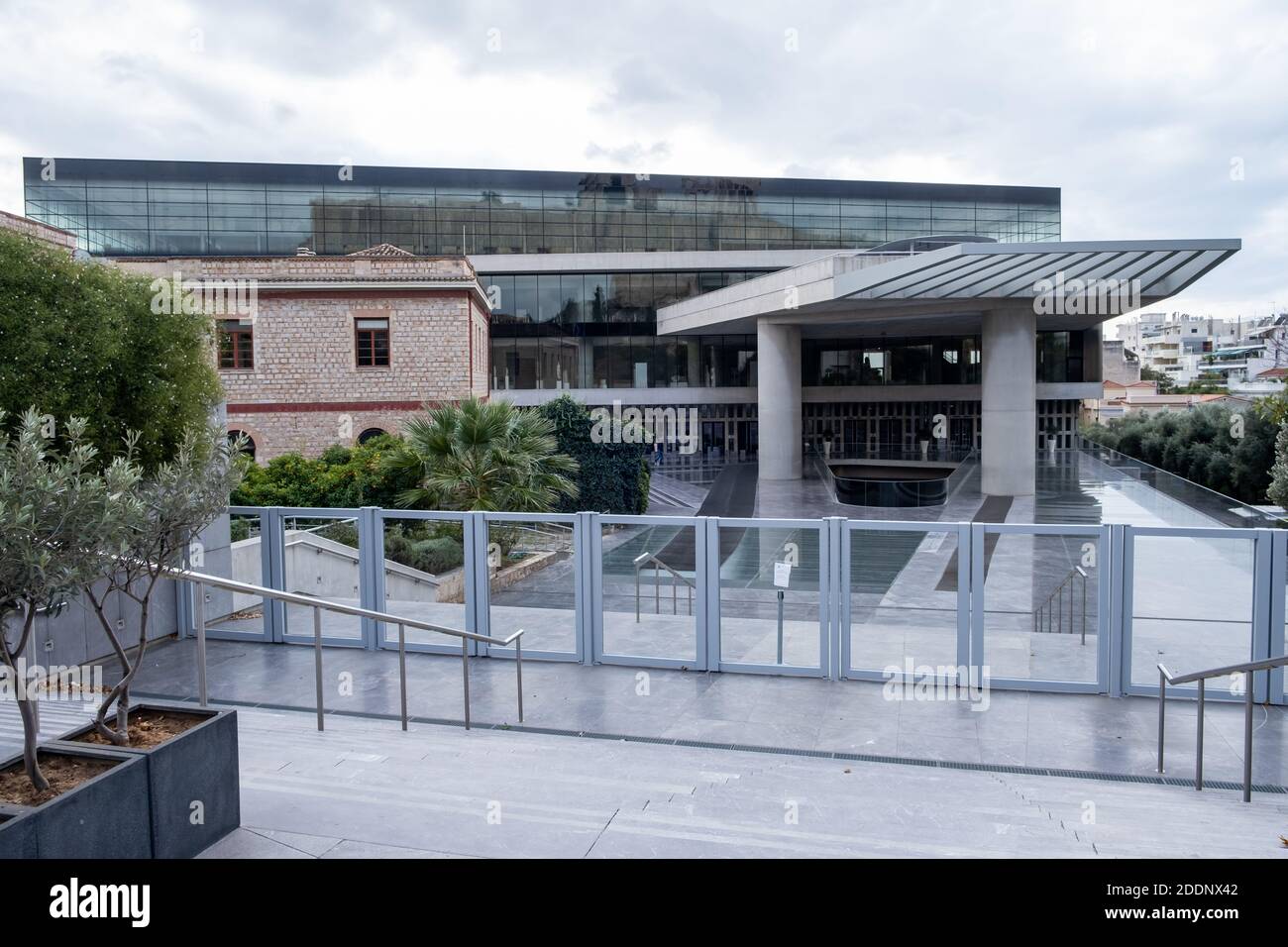 Athen Griechenland. 22. November 2020. Akropolis-Museum geschlossen, Coronavirus gesperrt. Museum zeigt die Funde der archäologischen Stätte. Gebäude en Stockfoto