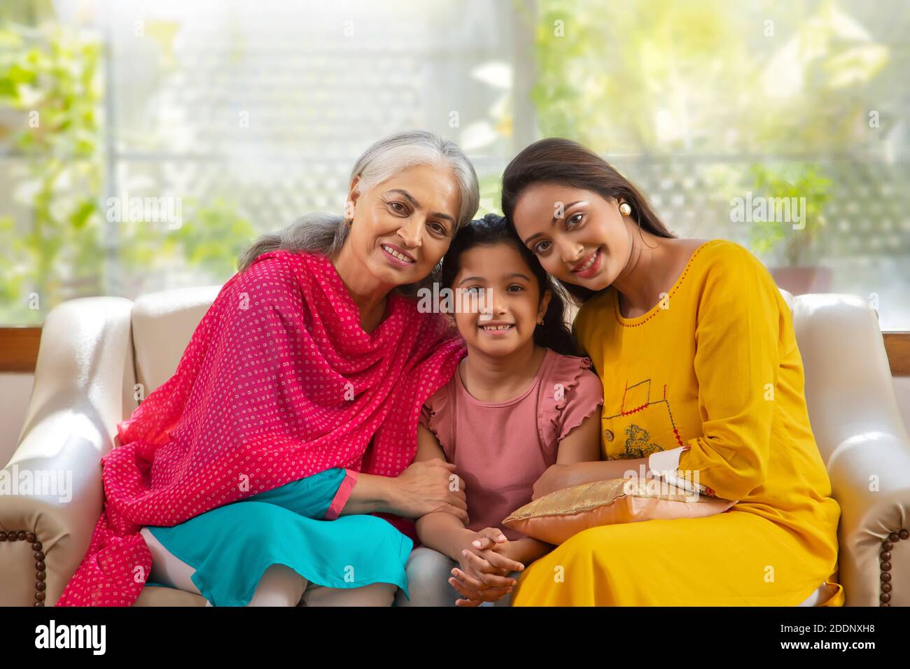 Portrait von Enkelin, Enkelin und Enkelin im Wohnzimmer Stockfoto