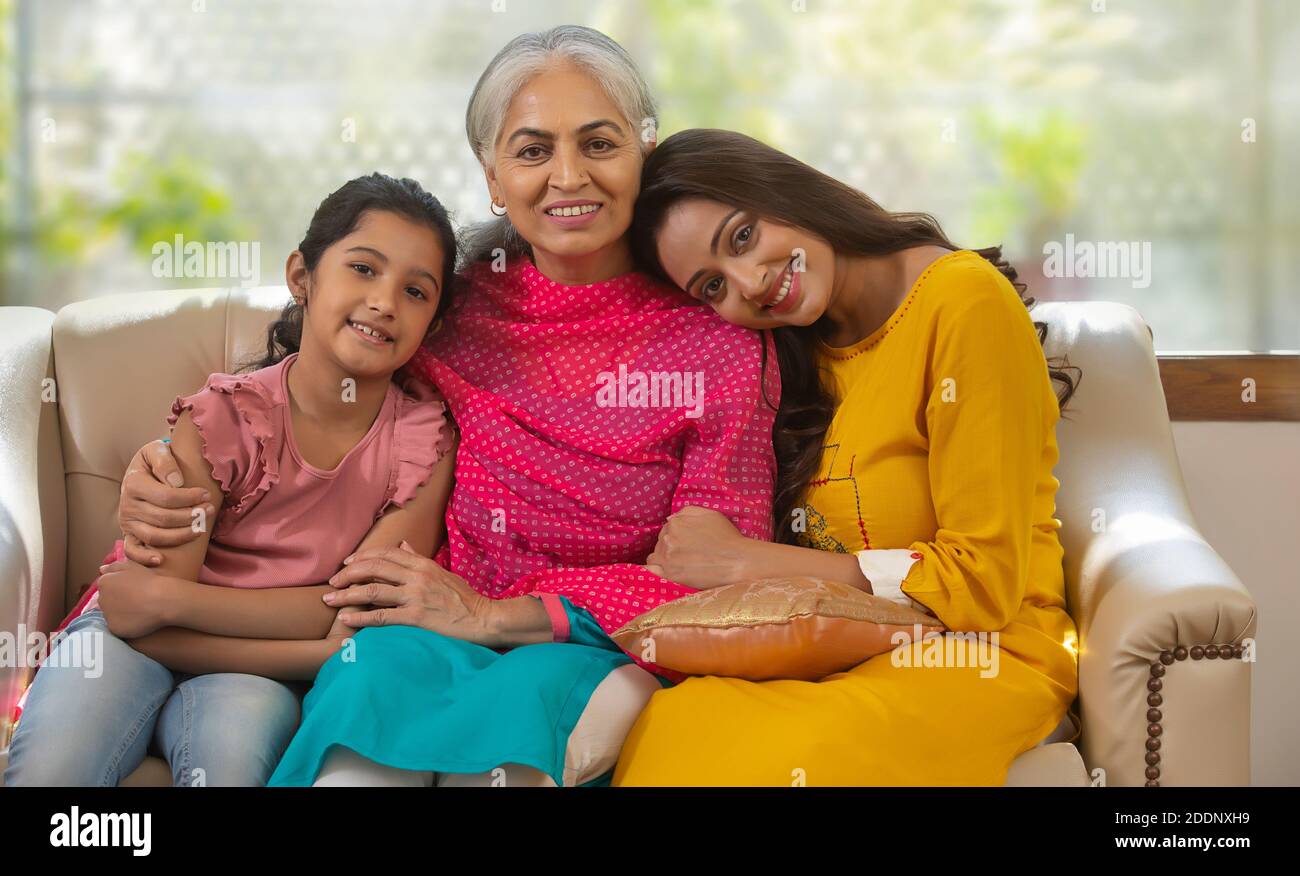 Portrait von Enkelin, Enkelin und Enkelin im Wohnzimmer Stockfoto