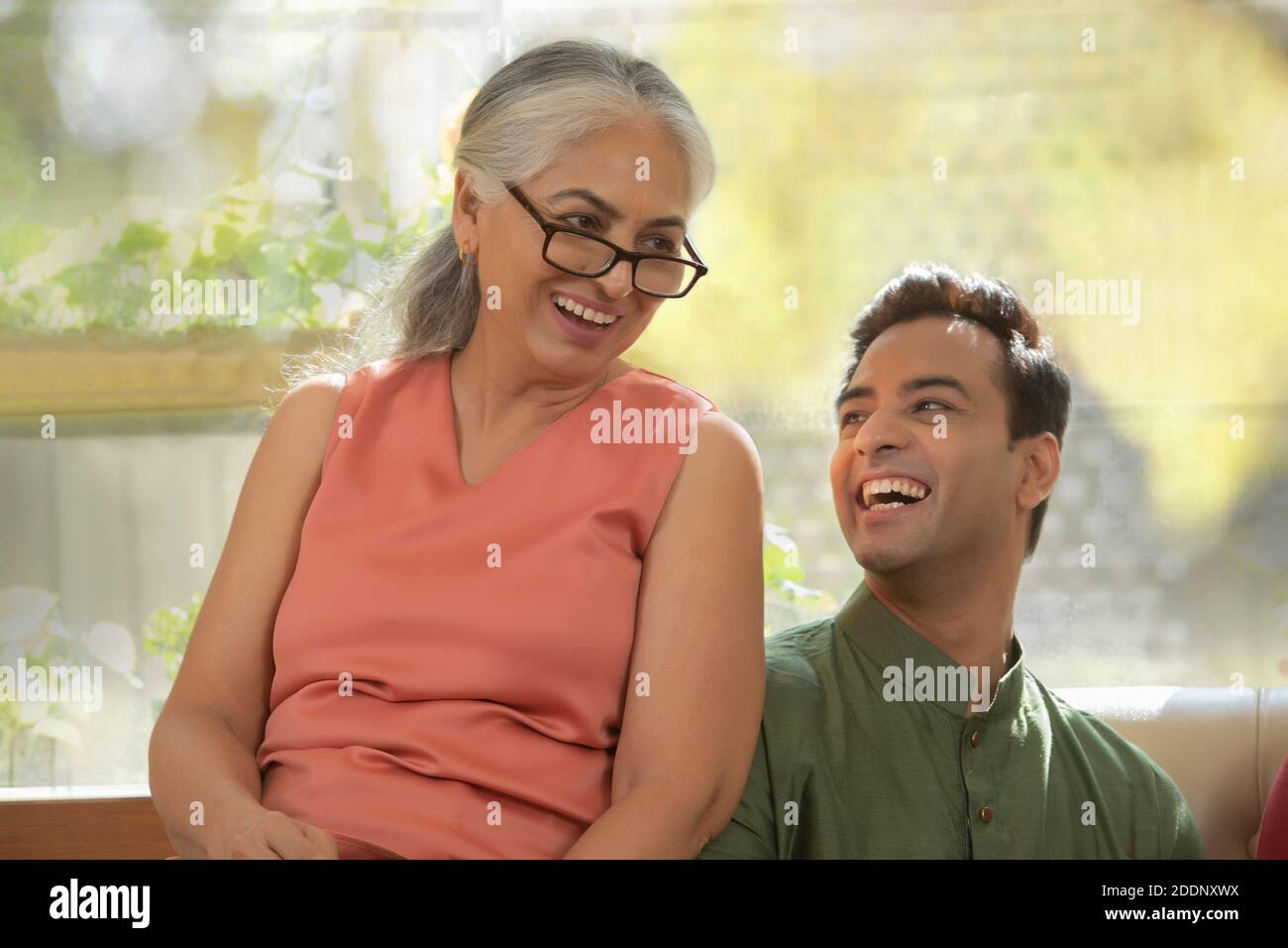 Ältere Mutter mit ihrem erwachsenen Sohn Stockfoto