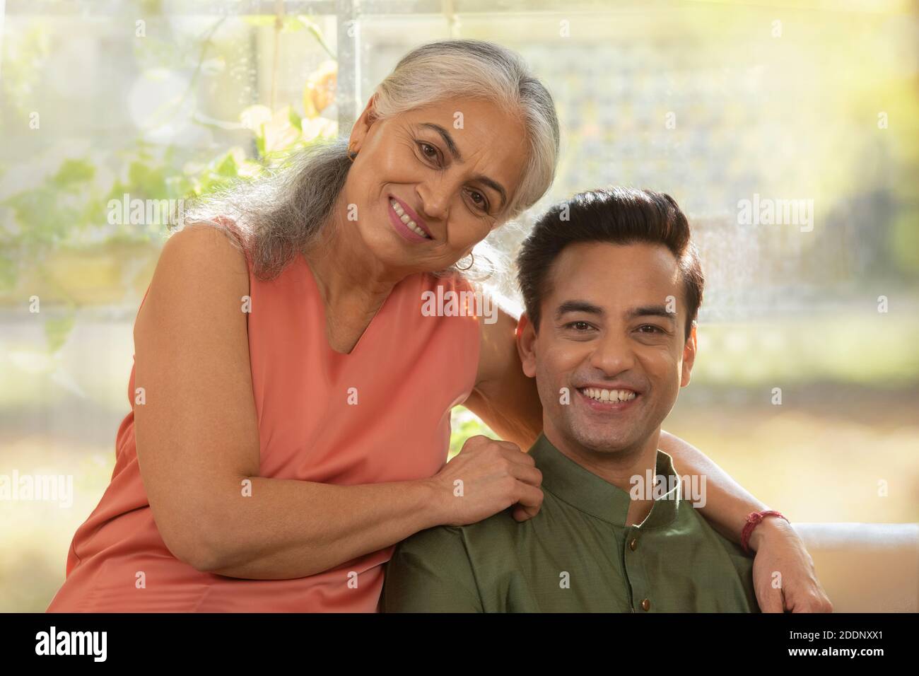 Porträt einer Mutter und eines Sohnes im Wohnzimmer Stockfoto