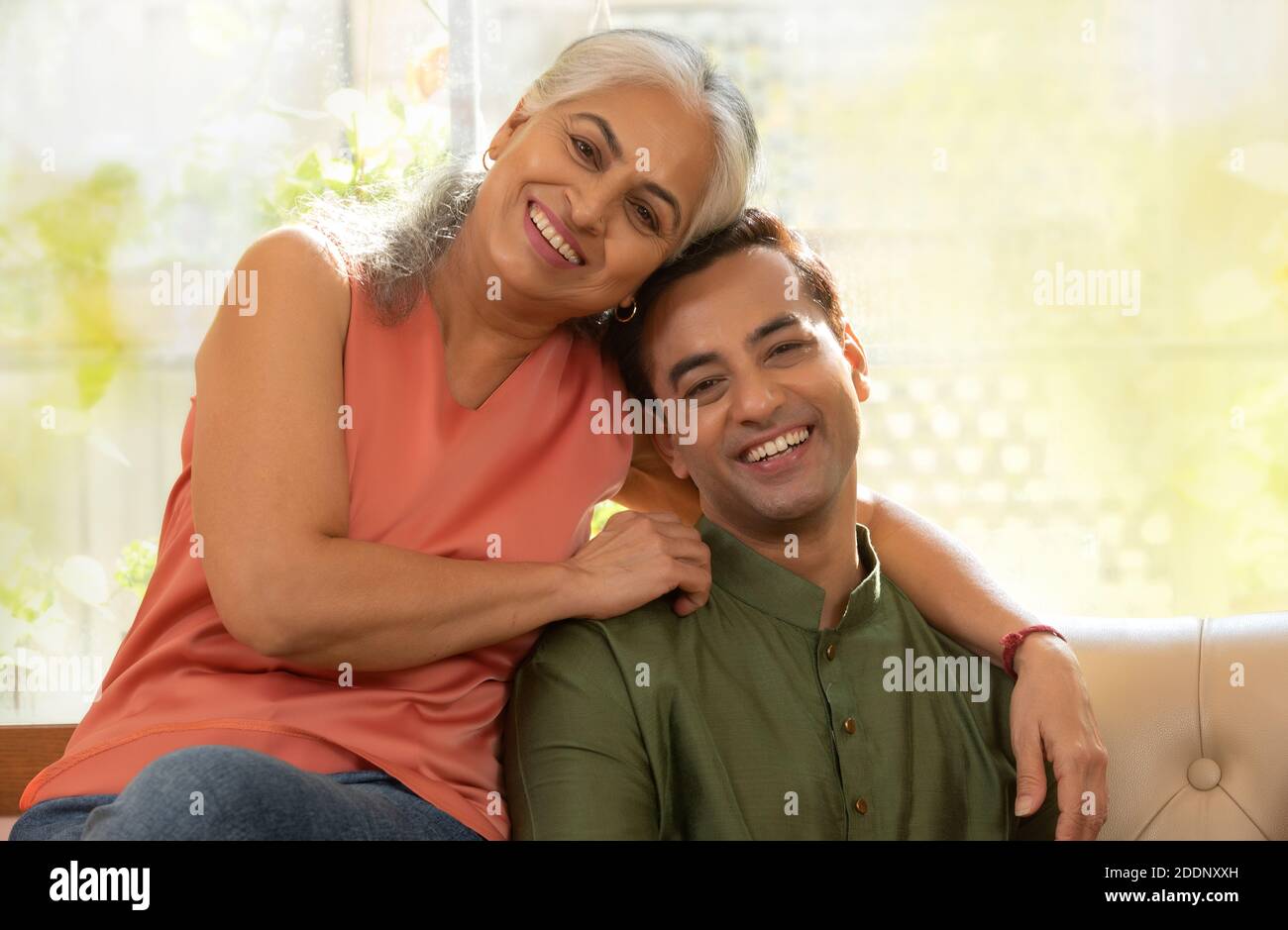 Porträt einer Mutter und eines Sohnes im Wohnzimmer Stockfoto