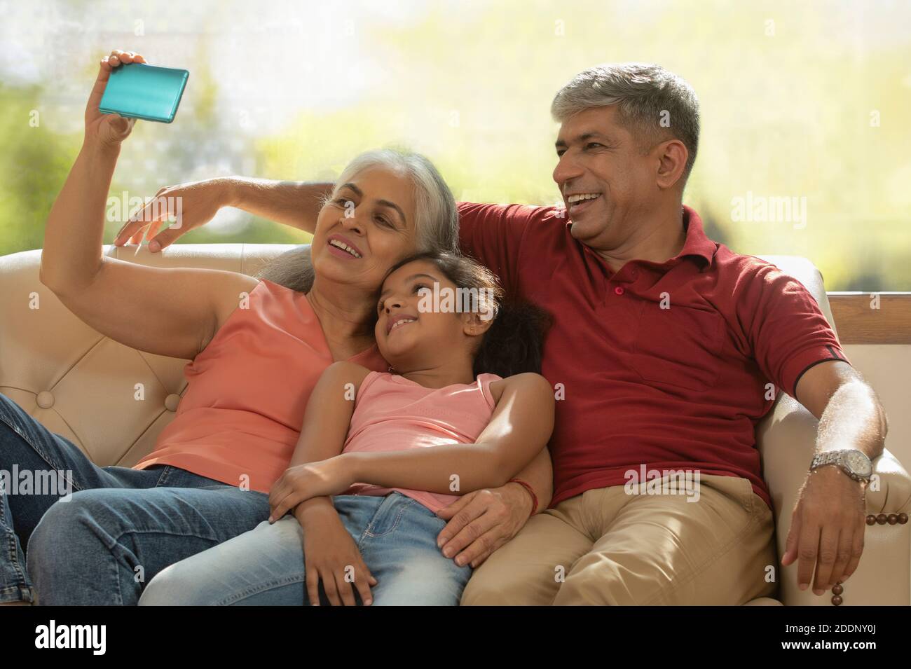 Großmutter nimmt ein Selfie von Enkelin und ihr Ehemann Stockfoto