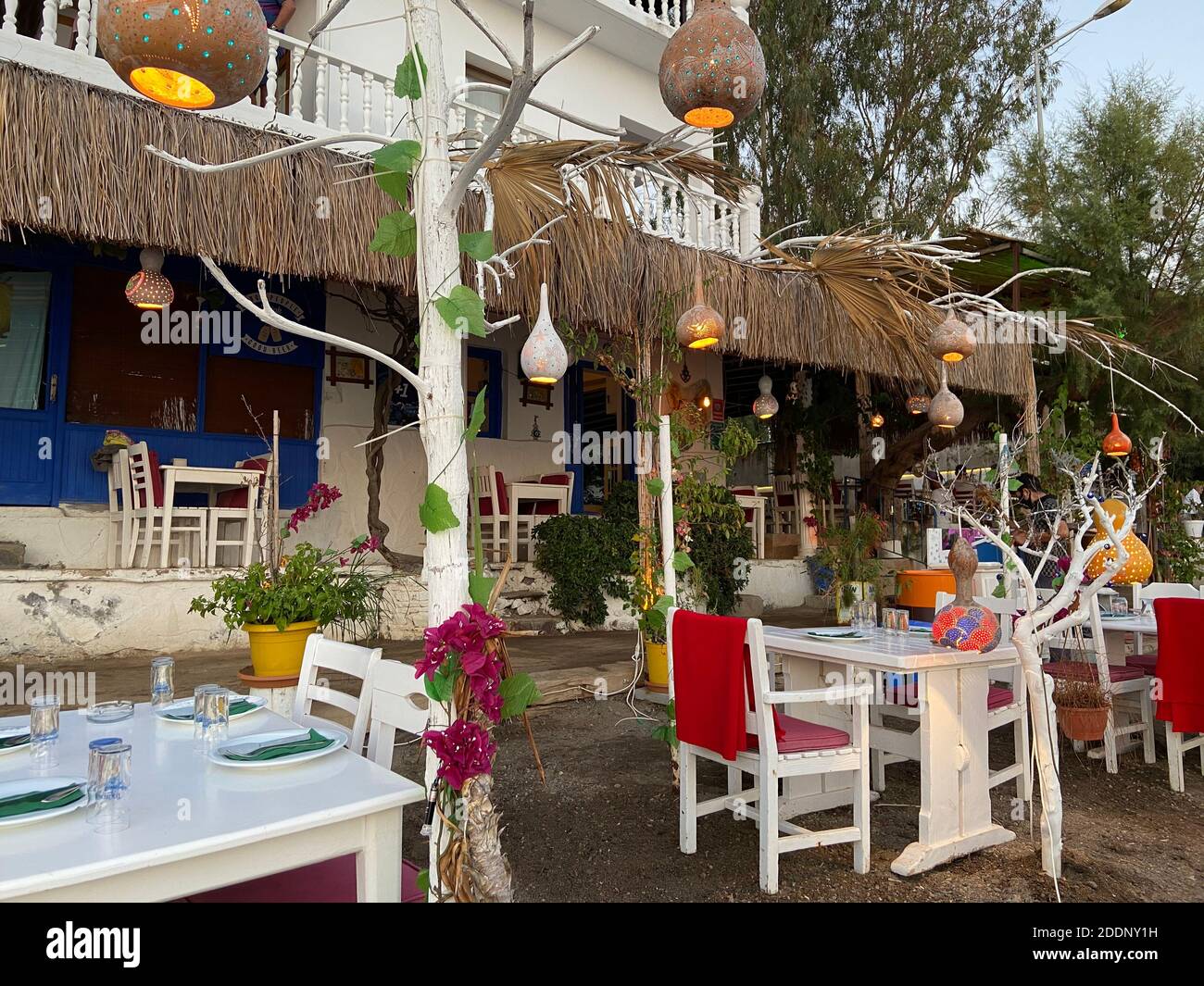 Türkisches Fischrestaurant mit natürlicher traditioneller Dekoration. Eagean Taverne und Fischrestaurant. Traditionelle Dekoration am Strand. Stockfoto