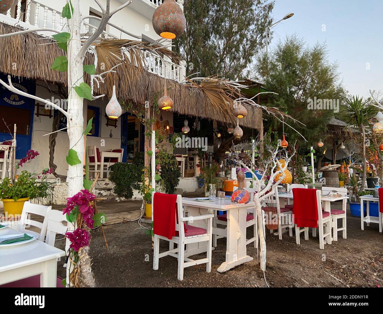 Türkisches Fischrestaurant mit natürlicher traditioneller Dekoration. Eagean Taverne und Fischrestaurant. Traditionelle Dekoration am Strand. Stockfoto