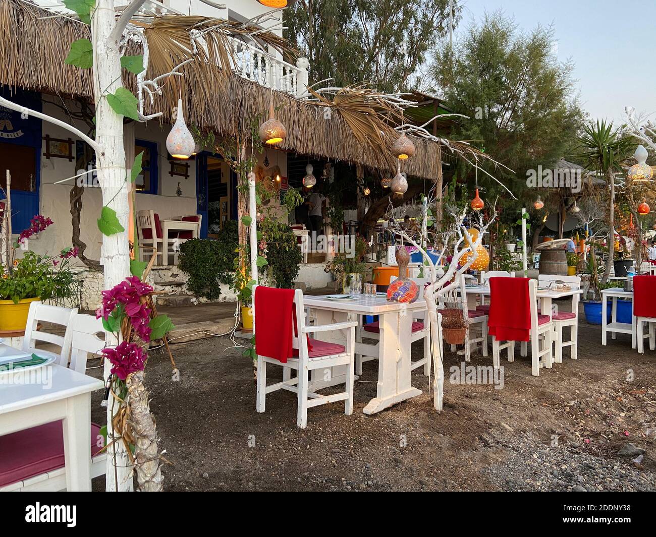 Türkisches Fischrestaurant mit natürlicher traditioneller Dekoration. Eagean Taverne und Fischrestaurant. Traditionelle Dekoration am Strand. Stockfoto