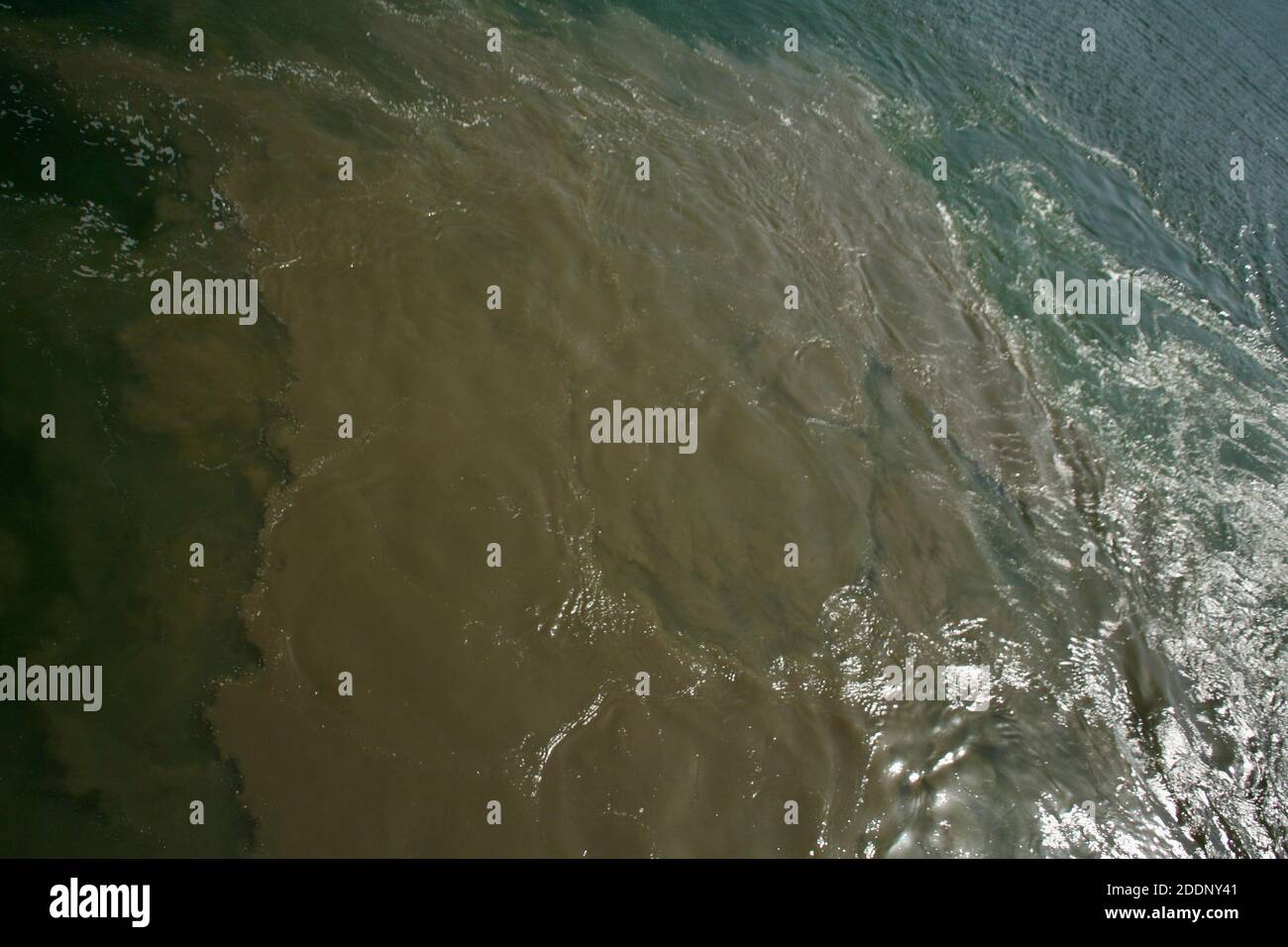 Wasserverschmutzung, Öl, Kraftstoff, Schmutz, Müll im Meer, Fluss, See, Meer. Recycling, die Rettung des Planeten, die Erde sauber zu halten, die Umwelt zu schützen. Stockfoto