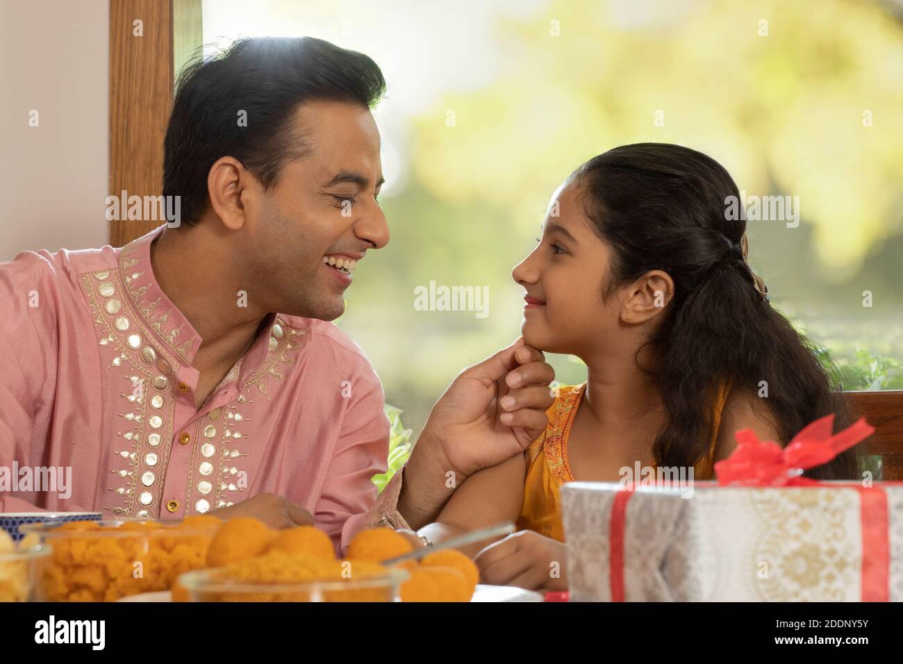 Vater streichelende Tochter liebevoll während Diwali Feiern Stockfoto
