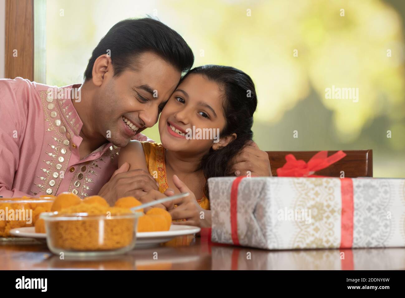 Vater streichelende Tochter liebevoll während Diwali Feiern Stockfoto