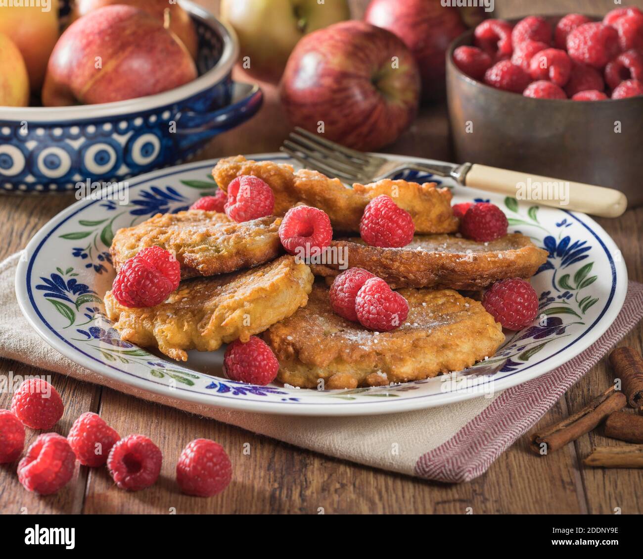 Racuchy. Racuszki Z Jabłkami. Polnische Apfelpfannkuchen. Polnische Küche Stockfoto