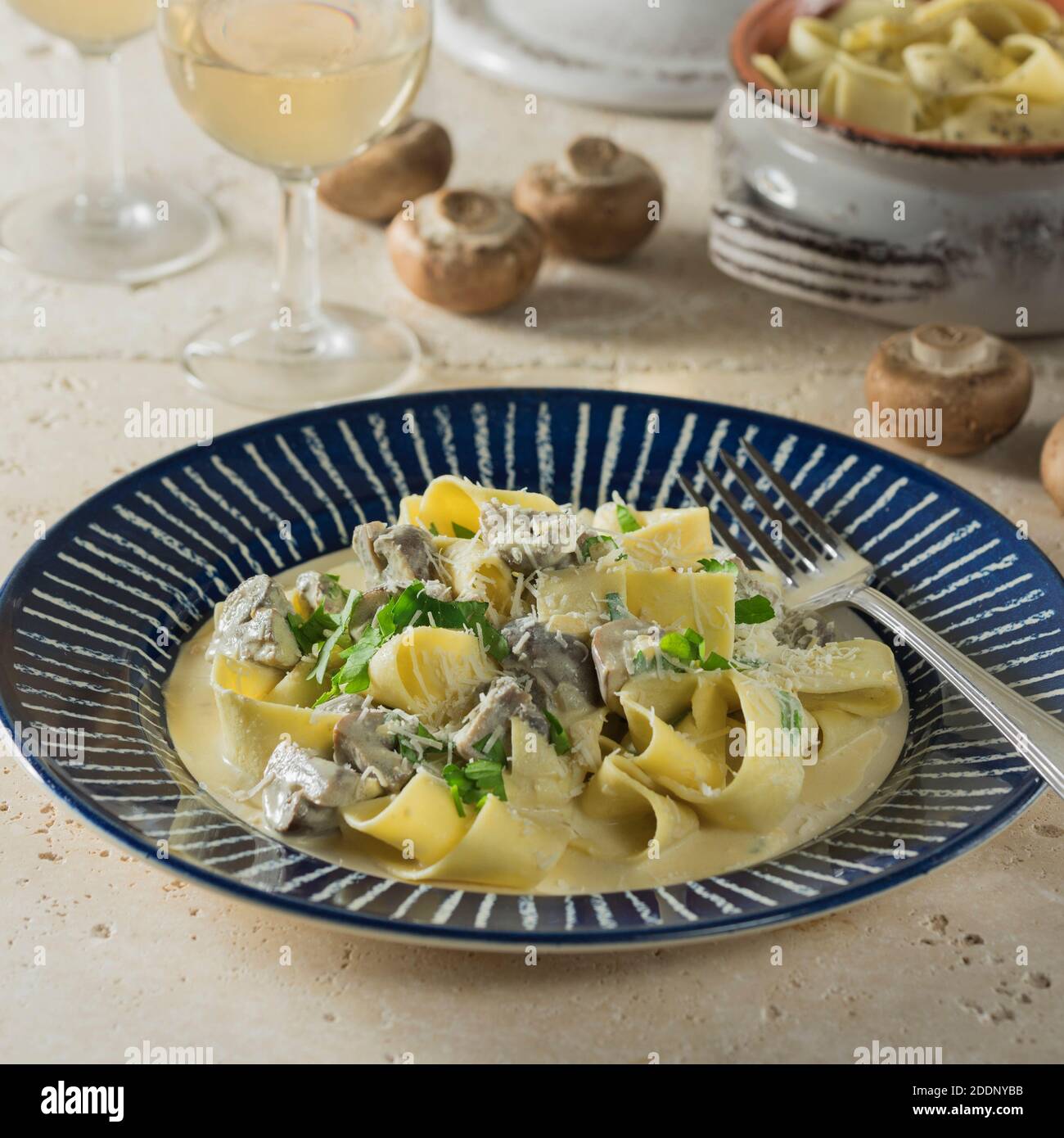 Pasta ai funghi. Pappardelle mit Pilzen. Italienische Küche Stockfoto