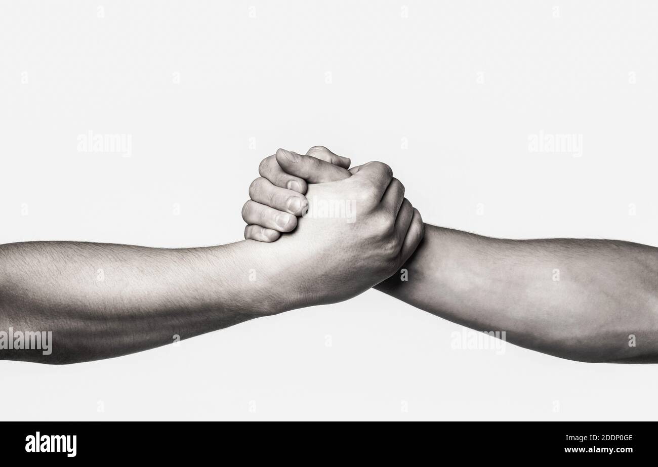 Rettung, helfende Geste oder Hände. Zwei Hände, helfende Arm eines Freundes, Teamarbeit. Helfende Hand ausgestreckt, isolierter Arm, Erlösung. Schwarz und Weiß Stockfoto
