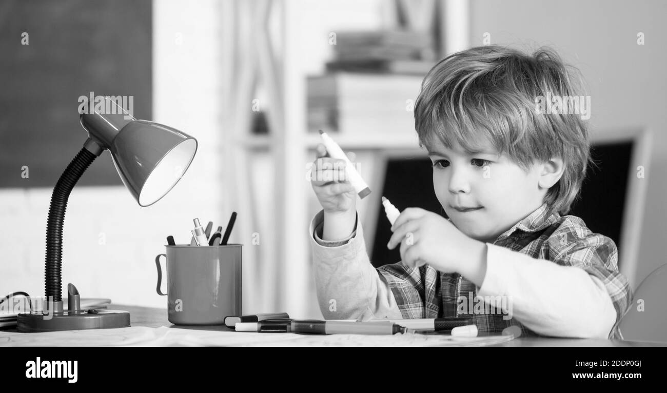 Zurück zur Schule. Vorschulkinder in der Nähe der Tafel. Kind lernt im Unterricht vor dem Hintergrund der Tafel. Bildung und Kinder. Schwarz und Weiß Stockfoto