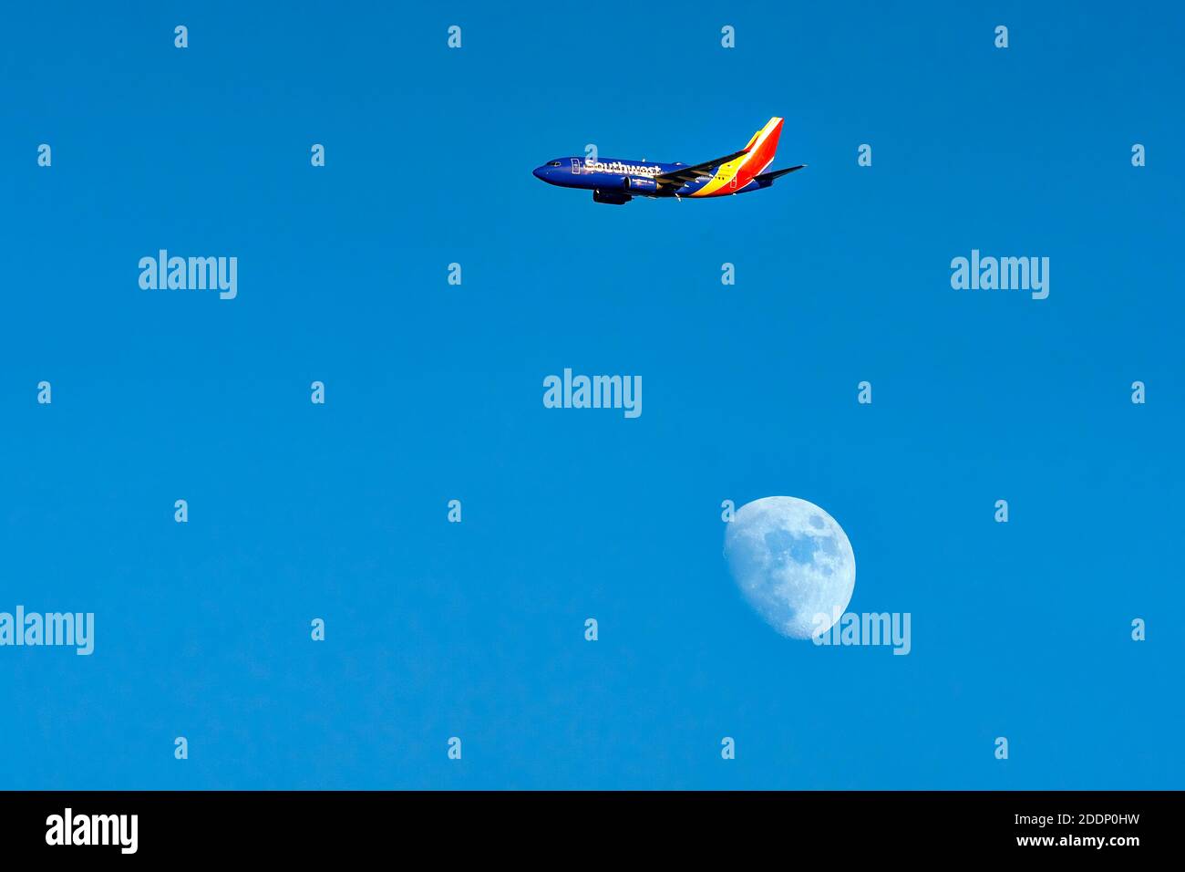 Los Angeles, Kalifornien, USA. November 2020. Ein Southwest Airlines Jet, der vom John Wayne Airport abfliegt und über Huntington Beach, Kalifornien, fliegt. Kredit: Ronen Tivony/SOPA Images/ZUMA Wire/Alamy Live Nachrichten Stockfoto