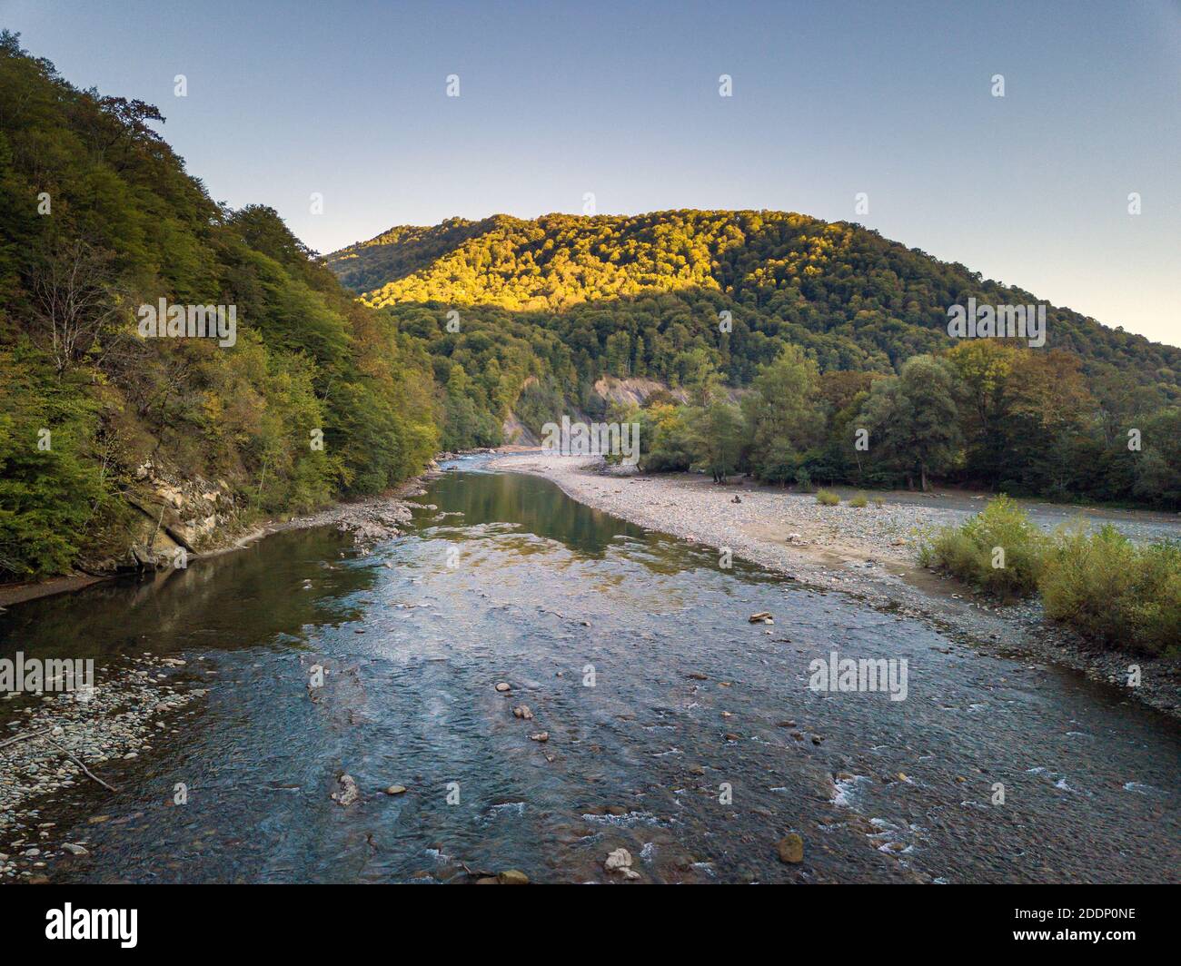 Landschaft mit einem Bergfluss in wilder Natur Stockfoto