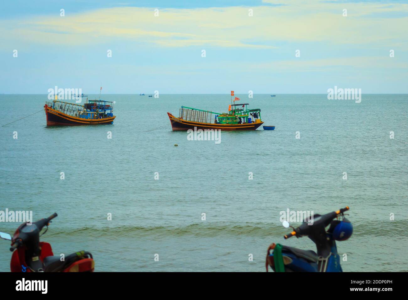 Fischerboote am Ufer von muine vietnam. Stockfoto