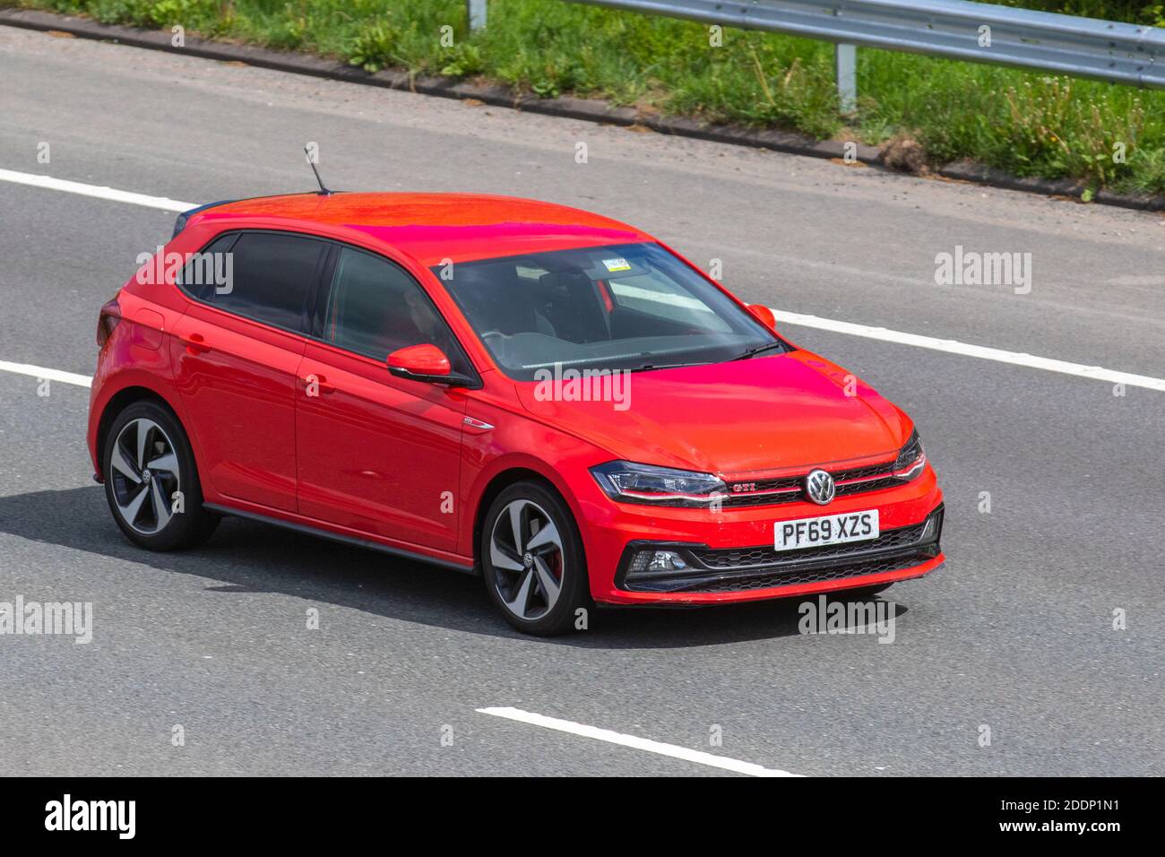 2020 rot VW Polo GTI Plus TSI S-A; Fahrzeugverkehr, Fahrzeuge bewegen,  Autos, Fahrzeug fahren auf britischen Straßen, Motoren, Fahren auf der  Autobahn M6 Autobahn UK Straßennetz Stockfotografie - Alamy