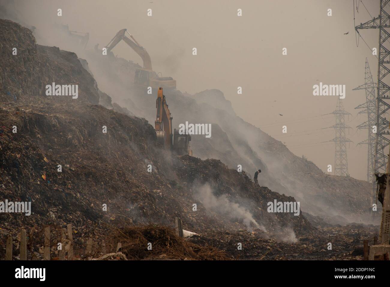 Neu Delhi, Indien. November 2020. Rauch aus einer brennenden Ghazipur-Deponie. Starker Rauch stieg aus der Ghazipur-Deponie, nachdem am frühen Morgen ein Feuer an einem Abfallberg ausbrach. Es ist ein doppelter Whammy zu Delhis bereits verschlechternder Verschmutzung. Die Luftqualität in Delhi verschlechtert sich und zeigt keine Anzeichen einer Verbesserung. Nach dem System der Luftqualität Wetterprognosen und Forschung, AQI stand bei 347 in der Kategorie "sehr schlecht". Kredit: SOPA Images Limited/Alamy Live Nachrichten Stockfoto