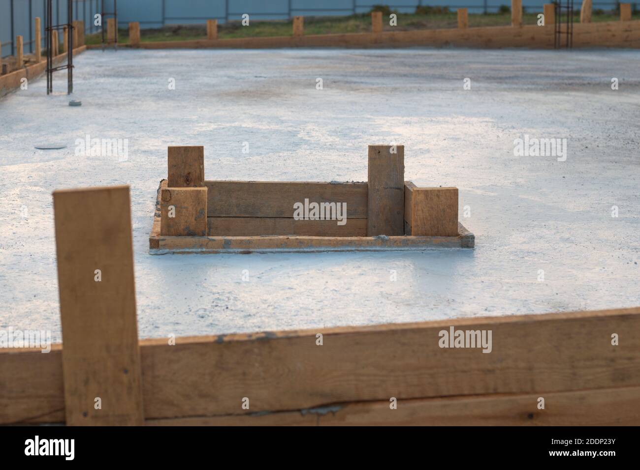 Die Gründung eines Wohnhauses mit Zement, Bau und Immobilien gefüllt. Stockfoto