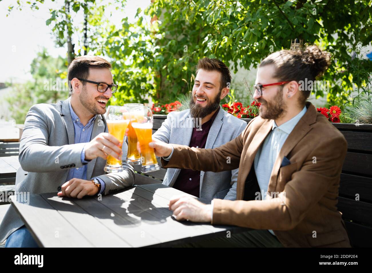 Freizeit, Freundschaft Pub-Konzept. Fröhliche Männerfreunde trinken Bier und Klopfen in der Bar oder im Pub Stockfoto
