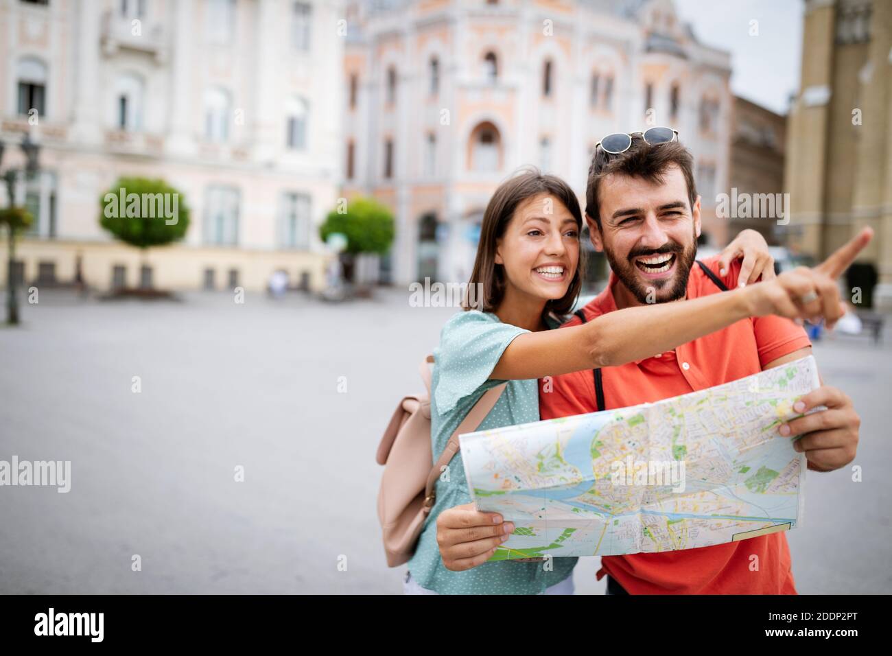 Glückliches Paar im Urlaub Sightseeing Stadt mit Karte Stockfoto