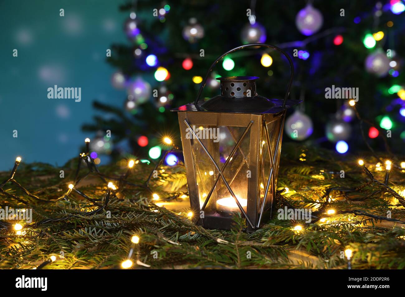 Weihnachten Stillleben mit hellen Weihnachtsgirlanden und einer leuchtenden Laterne. Stockfoto