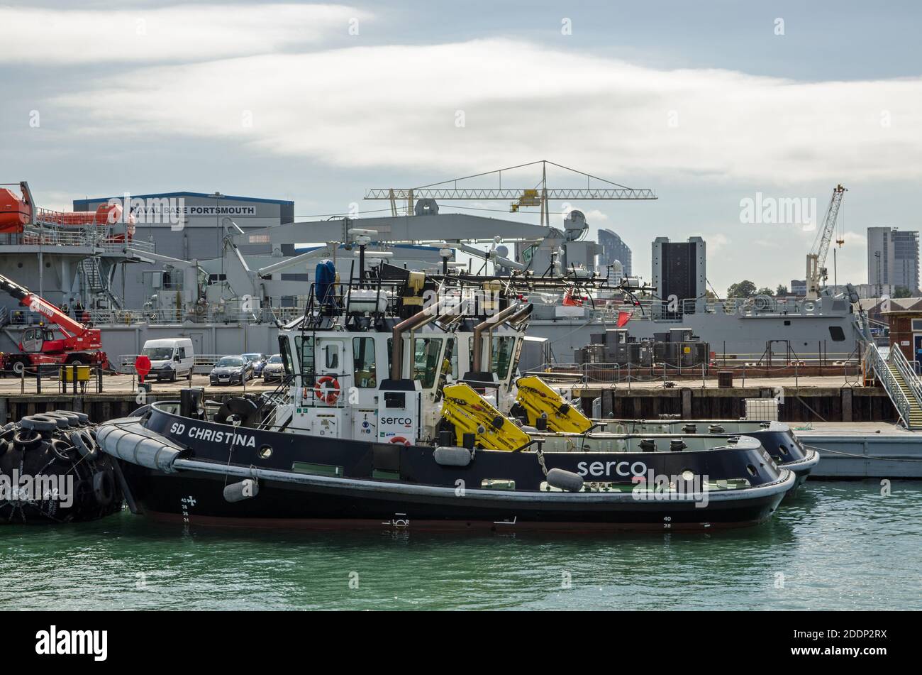 Portsmouth, Großbritannien - 8. September 2020: Das von Serco betriebene Schlepper SD Christina vertäute an einem sonnigen Summe in der Royal Navy Werft in Portsmouth Harbour Stockfoto