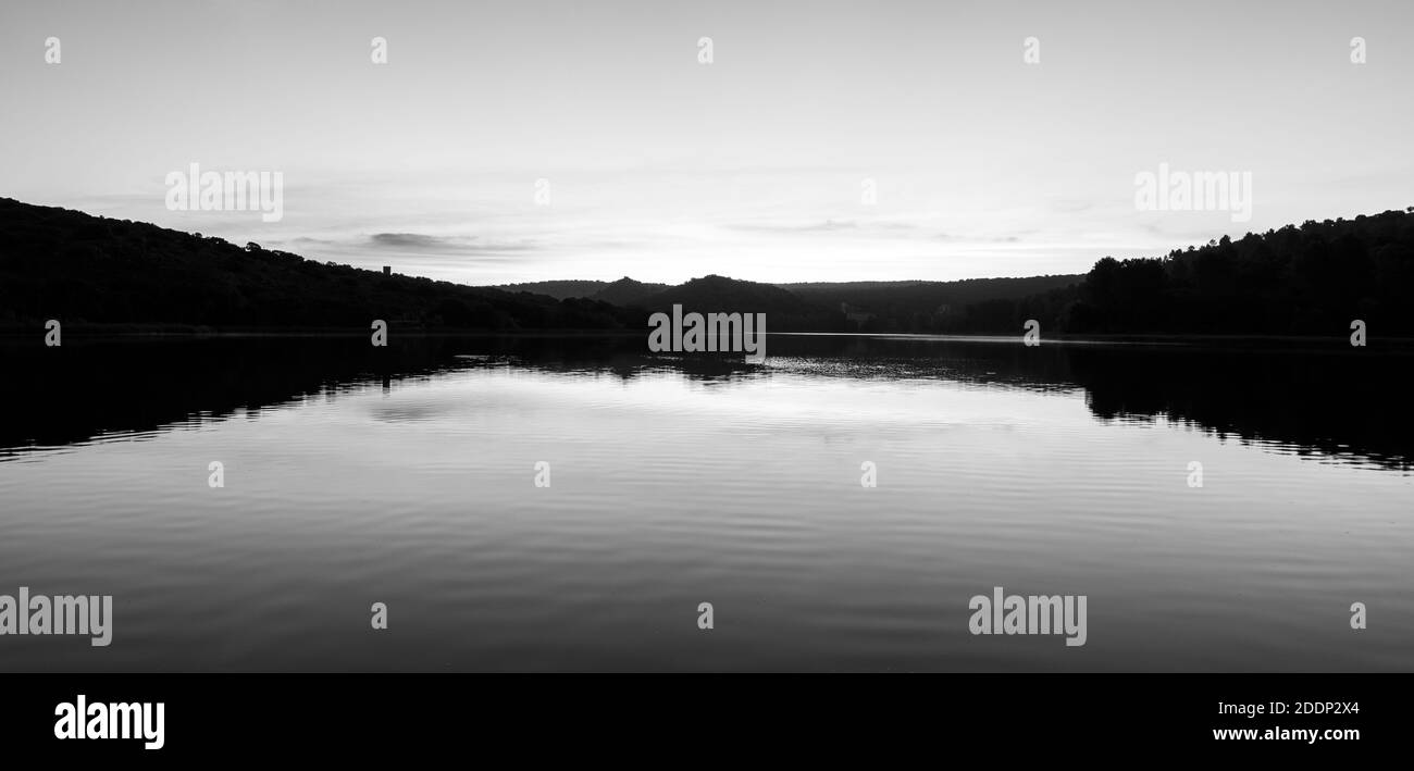 Die Lagunen von ruidera bei Sonnenuntergang in schwarz und weiß Stockfoto
