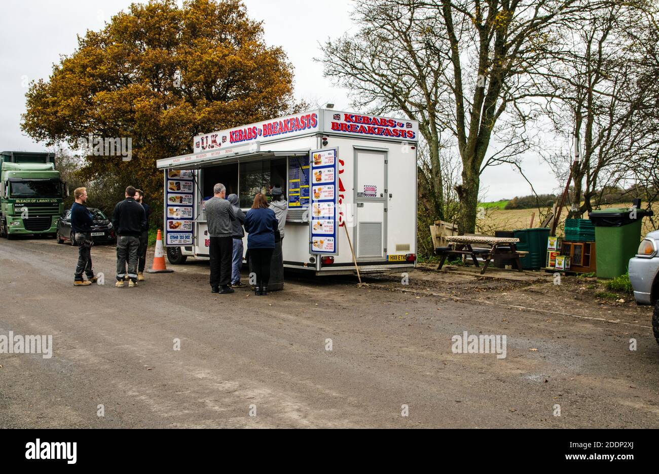 Basingstoke, Großbritannien - 17. November 2020: Kunden warten darauf, in einem Kebab-Van in einem Zwischenstopp auf der A30-Straße in der Nähe von North Waltham, Hampshire serviert zu werden Stockfoto