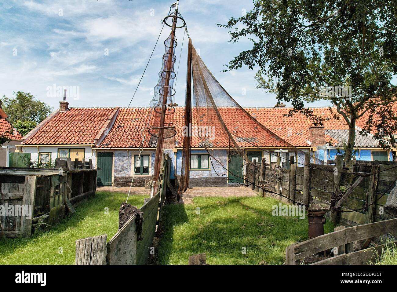 Ein altes Fischerhaus in der Stadt Enkhuizen. Dieses Foto ist im Ort Enkhuizen in den Niederlanden gemacht Stockfoto