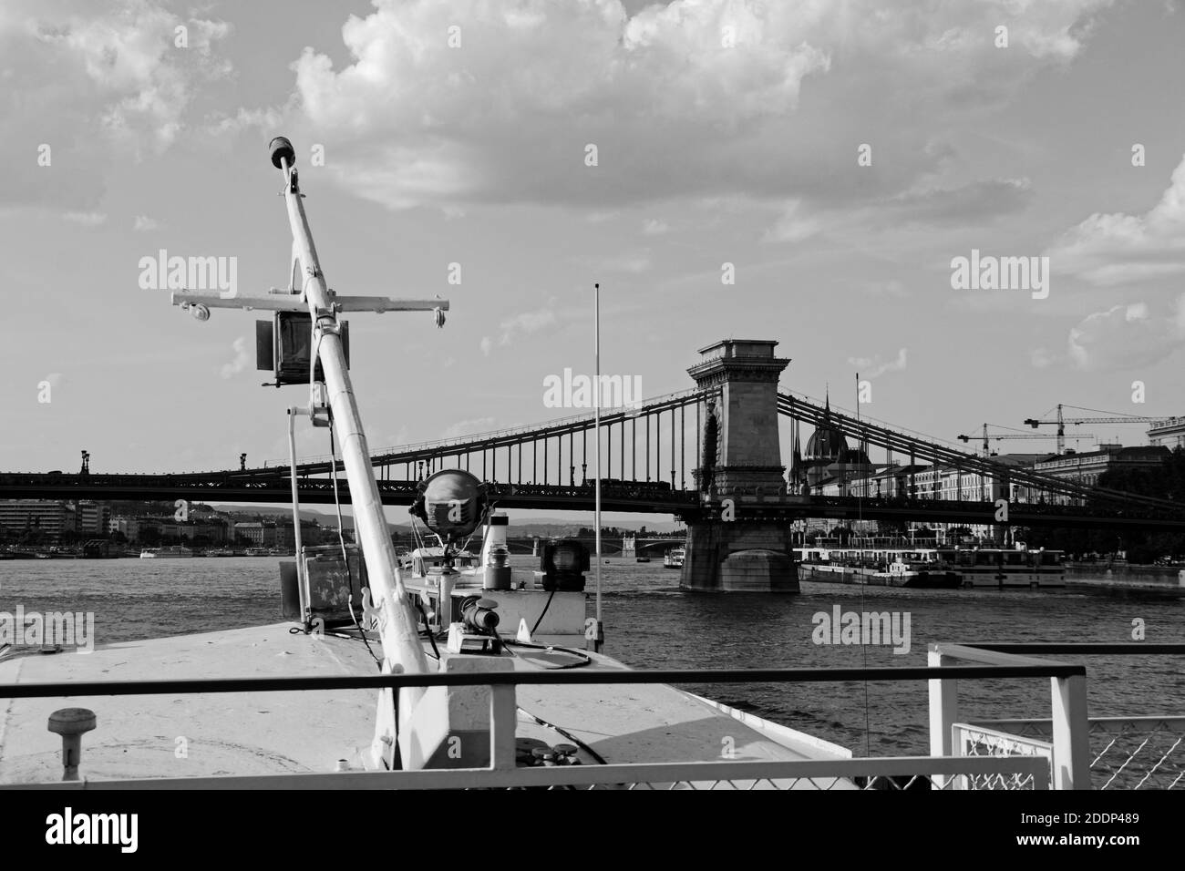 Schwarz-Weiß Blick auf die Kettenbrücke in Budapest Von einem Boot auf der Donau Stockfoto