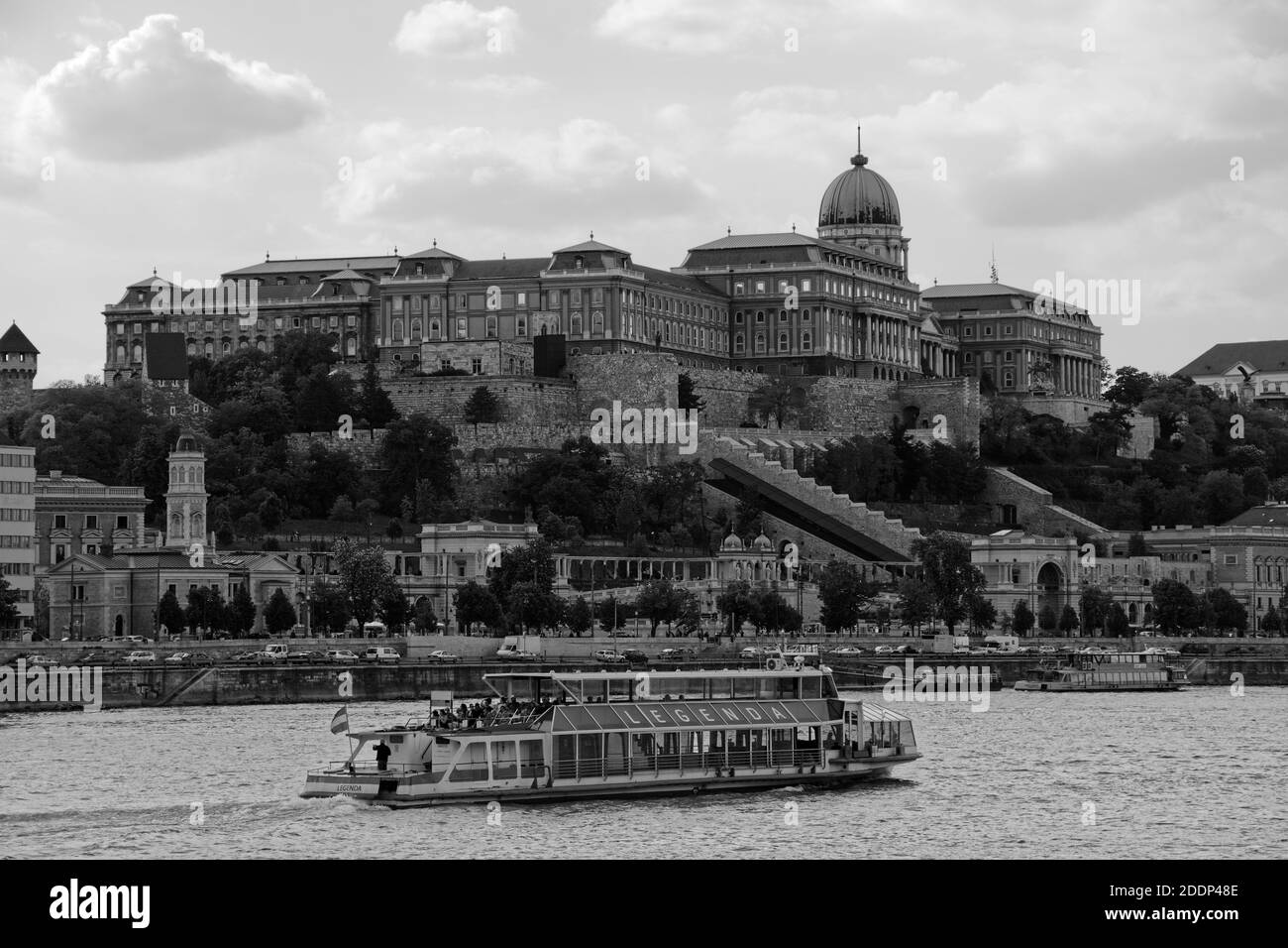 Schwarz-weiß Blick auf das Königsschloss in Budapest Von der Donau aus Stockfoto