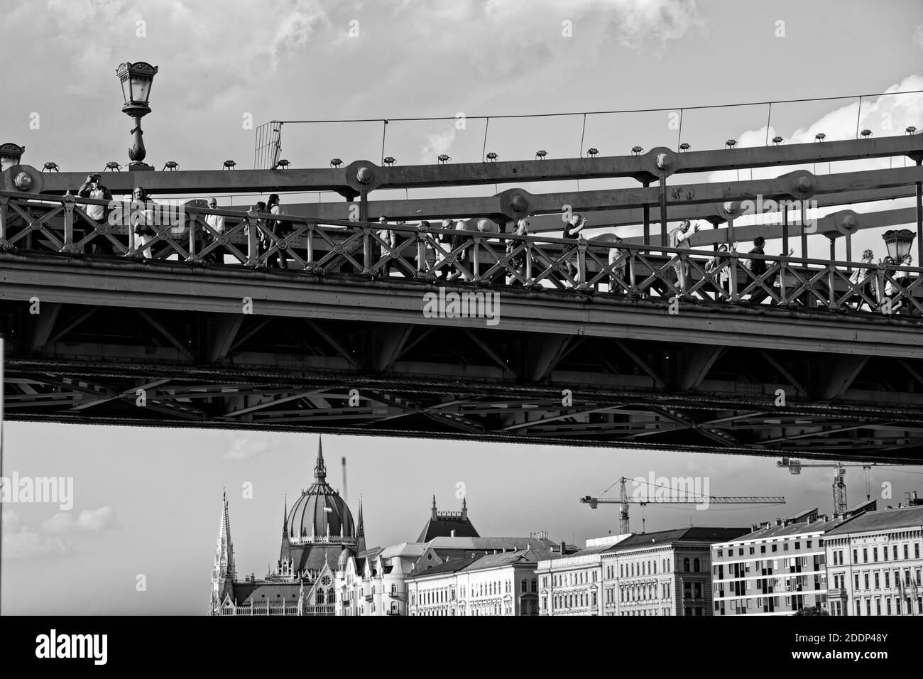 Schwarz-Weiß Nahaufnahme auf der Kettenbrücke in Budapest von der Donau aus Stockfoto