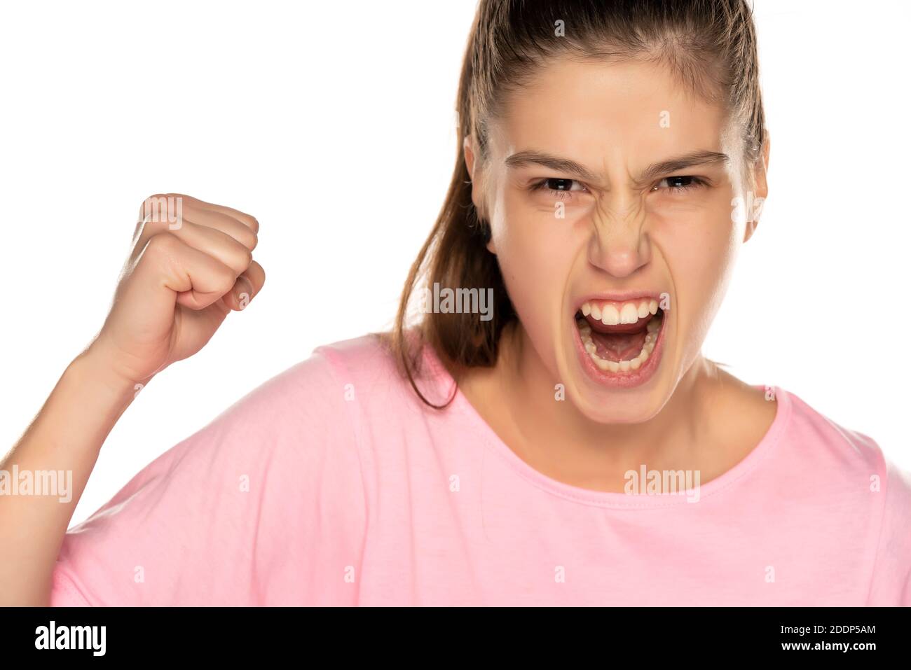 Porträt der jungen wütenden Frau ohne Make-up auf weißem Hintergrund Stockfoto