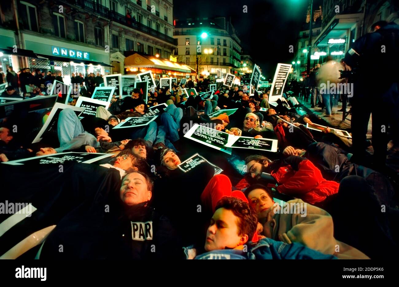 Paris, Frankreich, Große Menschenmenge, Welt-Aids-Tag, Act Up Paris, Demonstration gegen AIDS, Homosexualität Demonstranten, Niederlassung, unterstützt Aktivismus, protestiert gegen den Tod, junger Aktivismus, Herausforderungen der öffentlichen Gesundheit Stockfoto