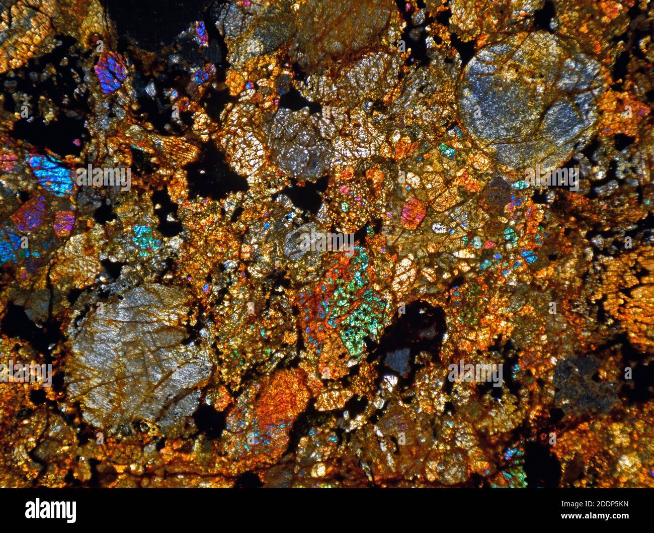 NWA Meteoritenmikroskop Dünnschnitt Folie zeigt Chondrulen, polarisierte Beleuchtung. Chondrule Rich, Sahara Wüste, Marokko Stockfoto