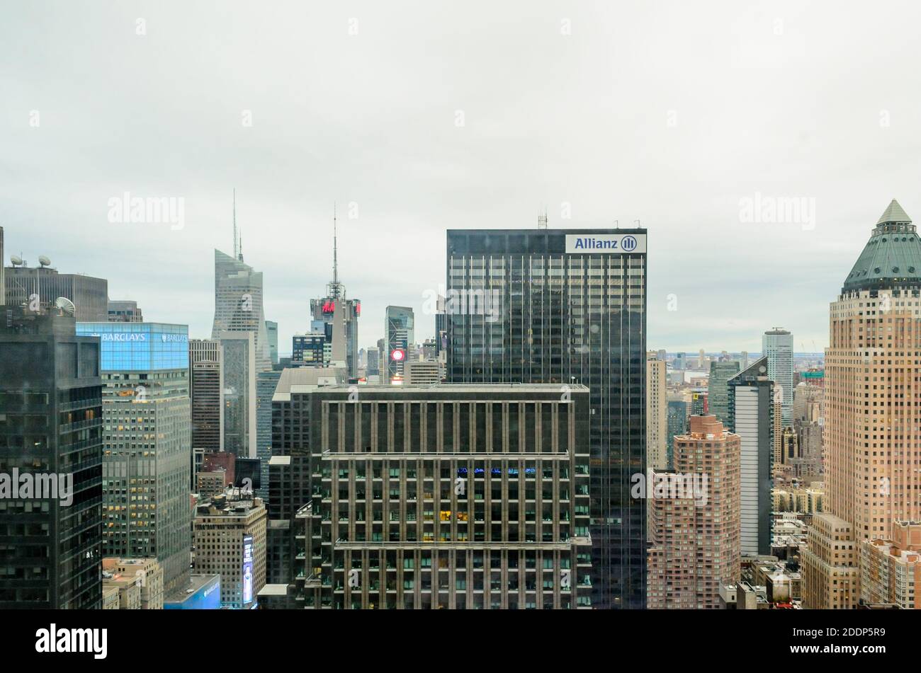 Luftaufnahme von Gebäuden, Wolkenkratzern und Türmen in Manhattan an einem foggy Tag des Winters. New York City, USA Stockfoto