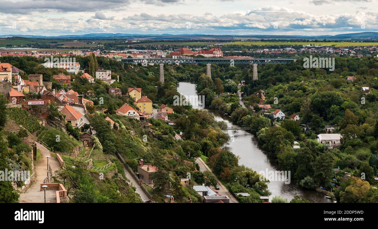 Blick von Znojemsky hrad Schloss in Znojmo Stadt in der Tschechischen republik mit Dyje Fluss, Eisenbahnbrücke, Loucky klaster Kloster und Palava Gebirge o Stockfoto