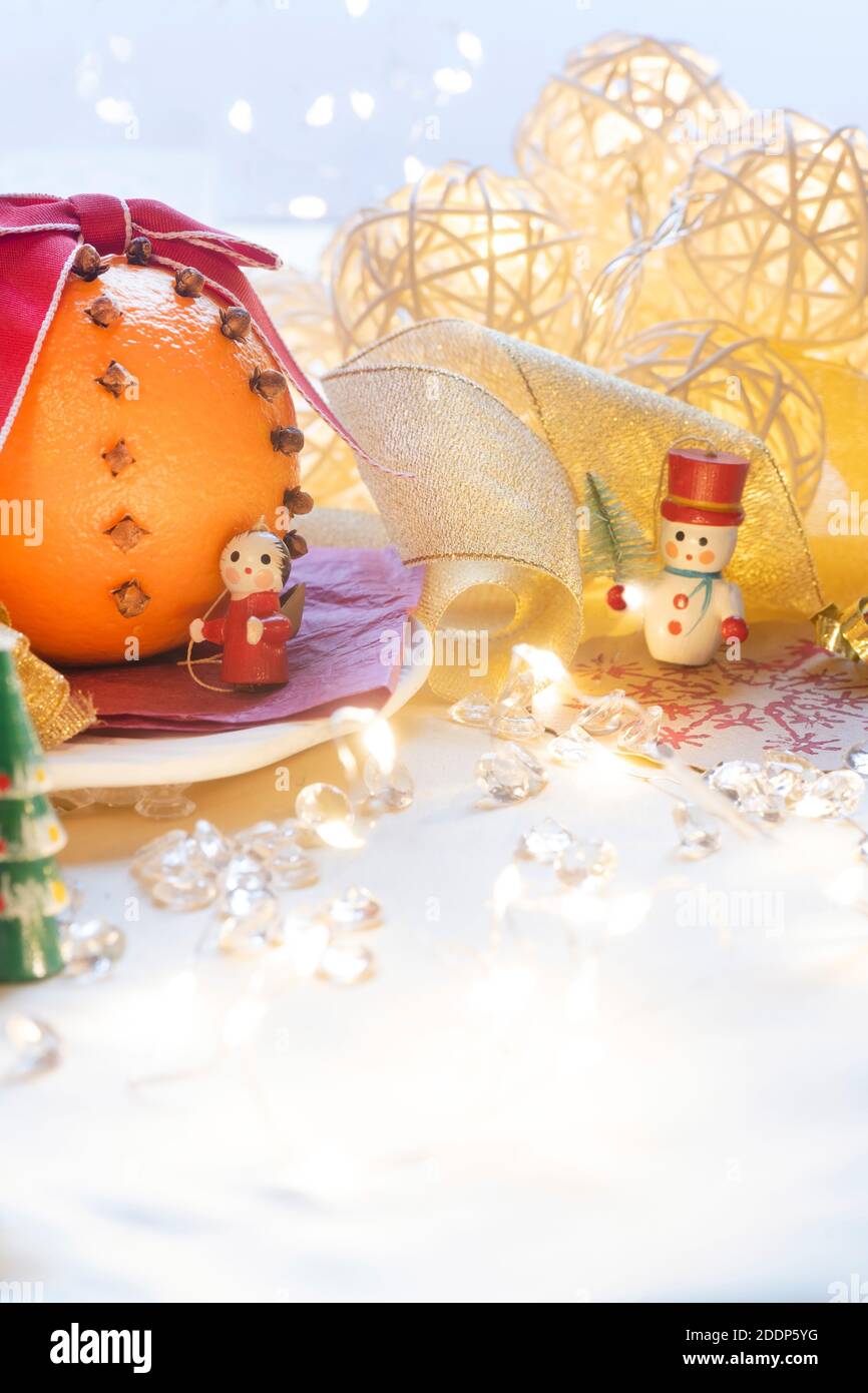 Weihnachten Hintergrund Dekoration, von Orange und Nelke Pomander mit hübschen Lichtern und alten hölzernen Weihnachtsbaum Finger Raum für Text über legen Stockfoto